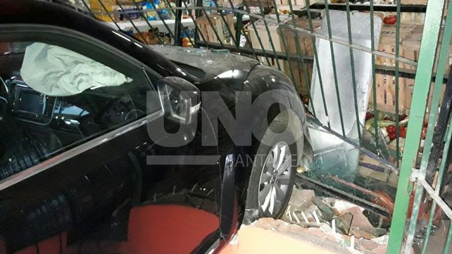 Desgracia con mucha fortuna: se durmió y terminó con el auto adentro de una verdulería