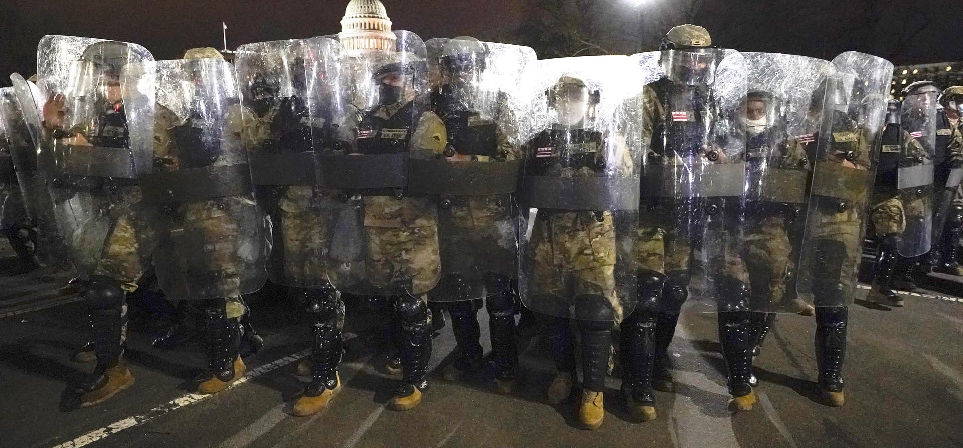 Miembros de la Guardia Nacional de DC rodean el Capitolio de los Estados Unidos el 6 de enero de 2021 en Washington. 