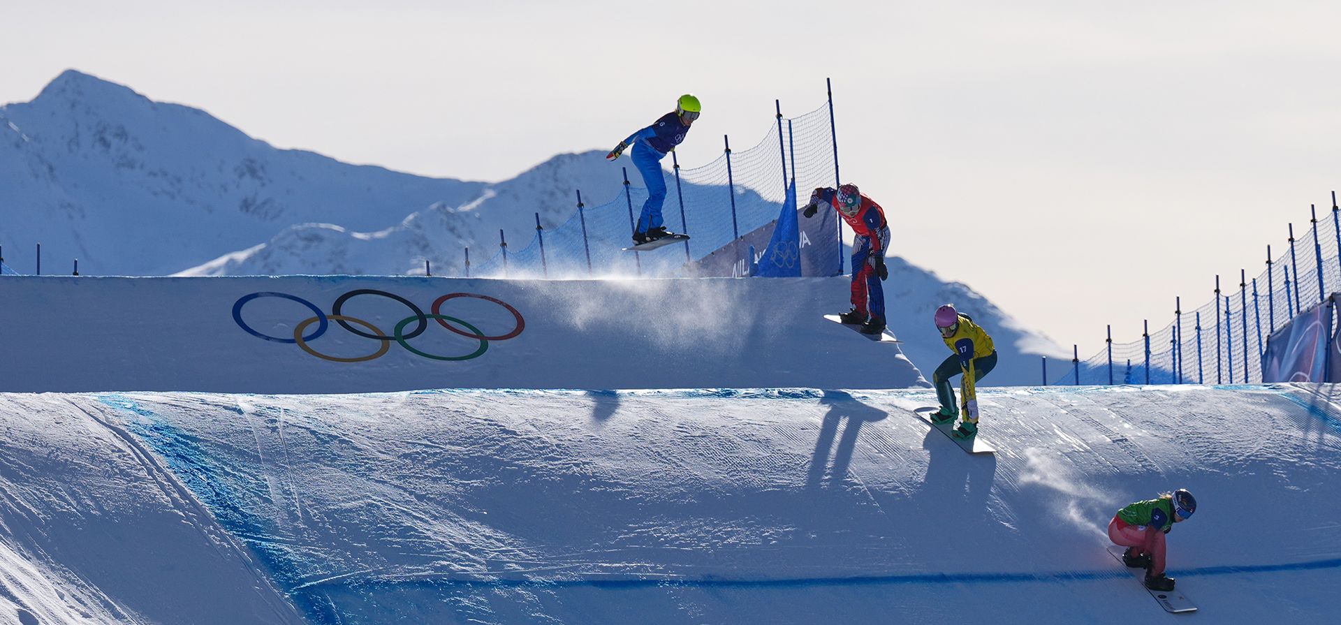 La italiana Michela Moioli (6), la checa Eva Adamczykova (1), la australiana Josie Baff (17) y la suiza Noemie Wiedmer (3) compiten durante la final femenina de snowboard cross en los Juegos Olímpicos de Invierno de 2026, en Livigno, Italia, el viernes 13 de febrero de 2026. (Foto AP/Abbie Parr) La italiana Michela Moioli (6), la checa Eva Adamczykova (1), la australiana Josie Baff (17) y la suiza Noemie Wiedmer (3) compiten durante la final femenina de snowboard cross en los Juegos Olímpicos de Invierno de 2026, en Livigno, Italia, el viernes 13 de febrero de 2026. (Foto AP/Abbie Parr)