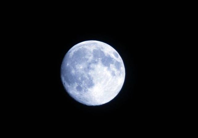 La razón por la cual no viste la luna de color azul