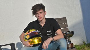 Con el casco y la copa. El piloto paranaense, tranquilo en su casa disfrutando de un momento que siempre soñó desde que llegó a la Fórmula Renault 2.0 con el equipo Werner Competición.