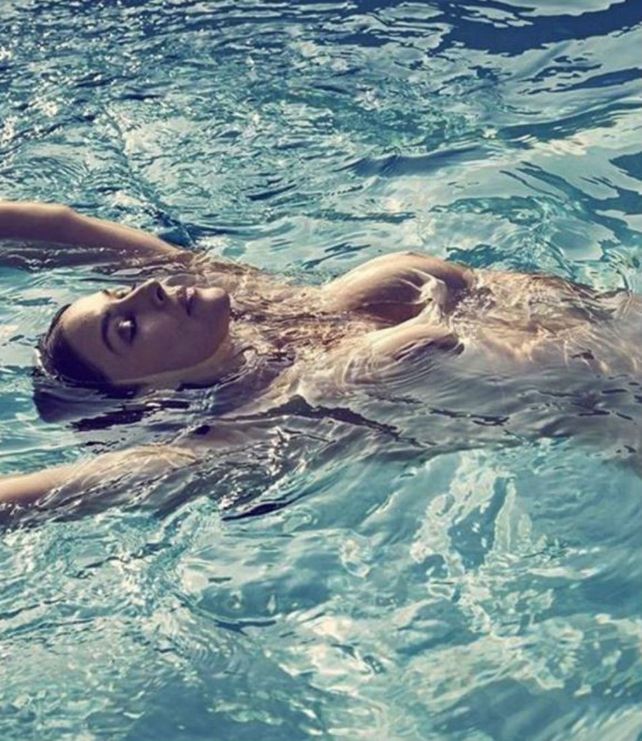 Sigue siendo una bomba: la italiana Mónica Bellucci se desnudó a los 51 años