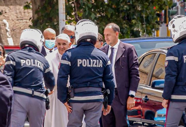 Francisco saluda a los policías que lo escoltaron hasta el Vaticano. Imagen tomada de la televisión