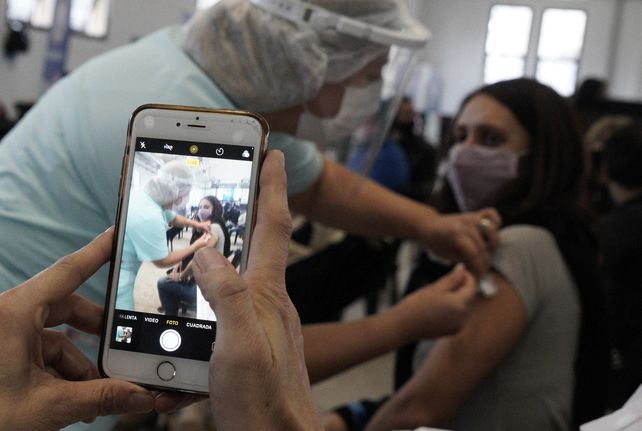 El ritmo de inoculación en el vacunatorio de la ex Rural se aceleró con la llegada de nuevas dosis.&nbsp; 