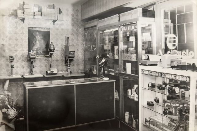 Este es el primer local de los Carr en la Galeria Libertad. En la foto se puede ver, detrás del mostrador, varios modelos de ampliadoras que se vendían para quienes procesaban fotos en sus casas.