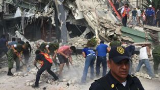 Rescatistas intentaban llegar a las personas atrapadas en 20 edificios