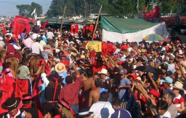 Los fieles van hacia el santuario correntino en micros