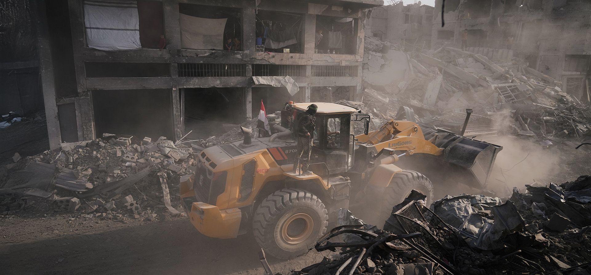 Militantes de Hamás y trabajadores egipcios buscan los cuerpos de rehenes israelíes en el barrio de Shijaiyah de la ciudad de Gaza el miércoles 5 de noviembre de 2025. (Foto AP/Jehad Alshrafi) Militantes de Hamás y trabajadores egipcios buscan los cuerpos de rehenes israelíes en el barrio de Shijaiyah de la ciudad de Gaza el miércoles 5 de noviembre de 2025. (Foto AP/Jehad Alshrafi)