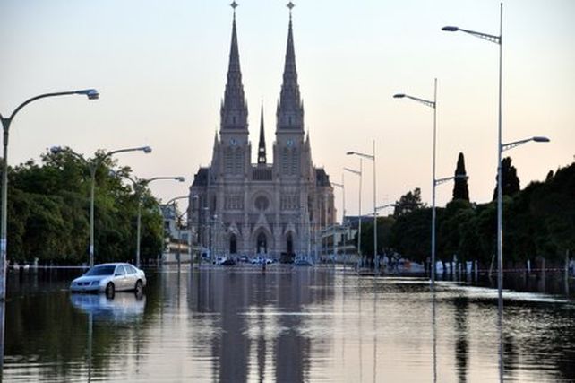 Uno de los accesos a la Basílica de Luján permanecía hoy cortado al tránsito por el desborde del Río Luján.