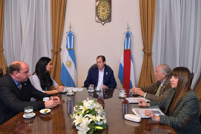 Respaldo. El gobernador se interiorizó de la iniciativa de los diputados provinciales de Cambiemos.