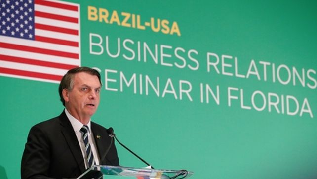 Estrado. El presidente al exponer en el Estado de Florida
