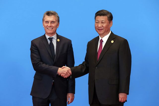 Año 2017, visita de Argentina a China, se saludan los presidentes de ambas naciones.