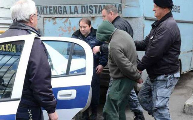 Condenado. El ex militar de contrainteligencia de la Armada en el momento en que ayer era trasladado.