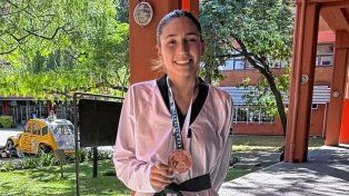 Es campeona nacional de taekwondo y vende ensaladas de frutas para poder competir.