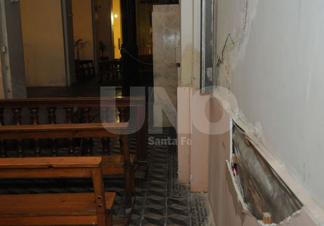 En las paredes del interior hay caída de revoque fino y grueso; y hasta se está desprendiendo un viejo arreglo que se había hecho en una de las paredes del lado oeste del edificio.