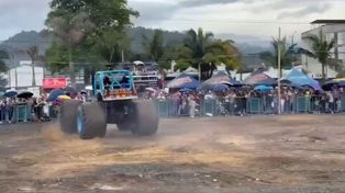 Un camión monstruo atropelló a un grupo de espectadores en Colombia.