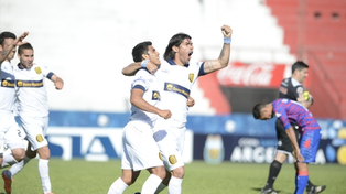 Sebastián Abreu festeja el último gol que Central le anotó a Tigre de cabeza. Fue en la Copa Argentina en 2014.