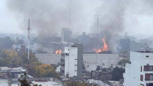 Combaten un incendio en Iron Mountain con riesgo de derrumbe
