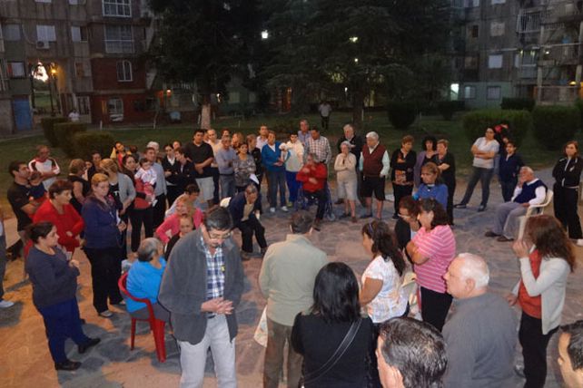 Convocatoria. Unos 100 vecinos se dieron cita en la reunión. Se proyectan otras más en el barrio.