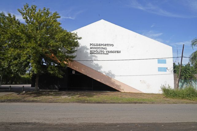 Nada de nada. A los asistentes al Polideportivo Hipólito Yrigoyen les encantaría refrescarse en una piscina