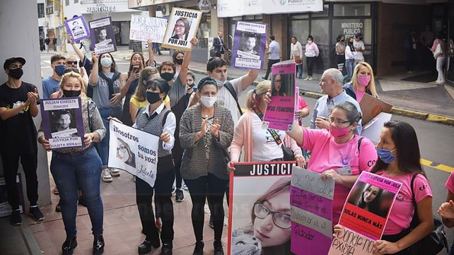 Este martes al mediodía la madre de Julieta Riera convocó a una nueva manifestación frente a Tribunales. Se aguarda la resolución de impugnación del fallo