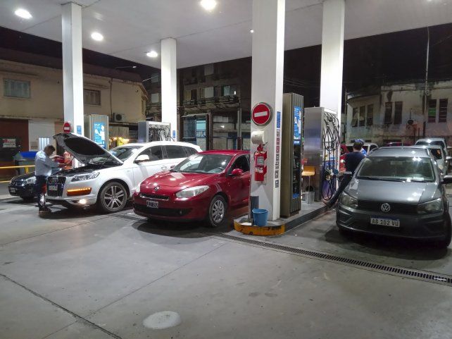 Las colas en la YPF de calle 25 de Junio de Paraná.