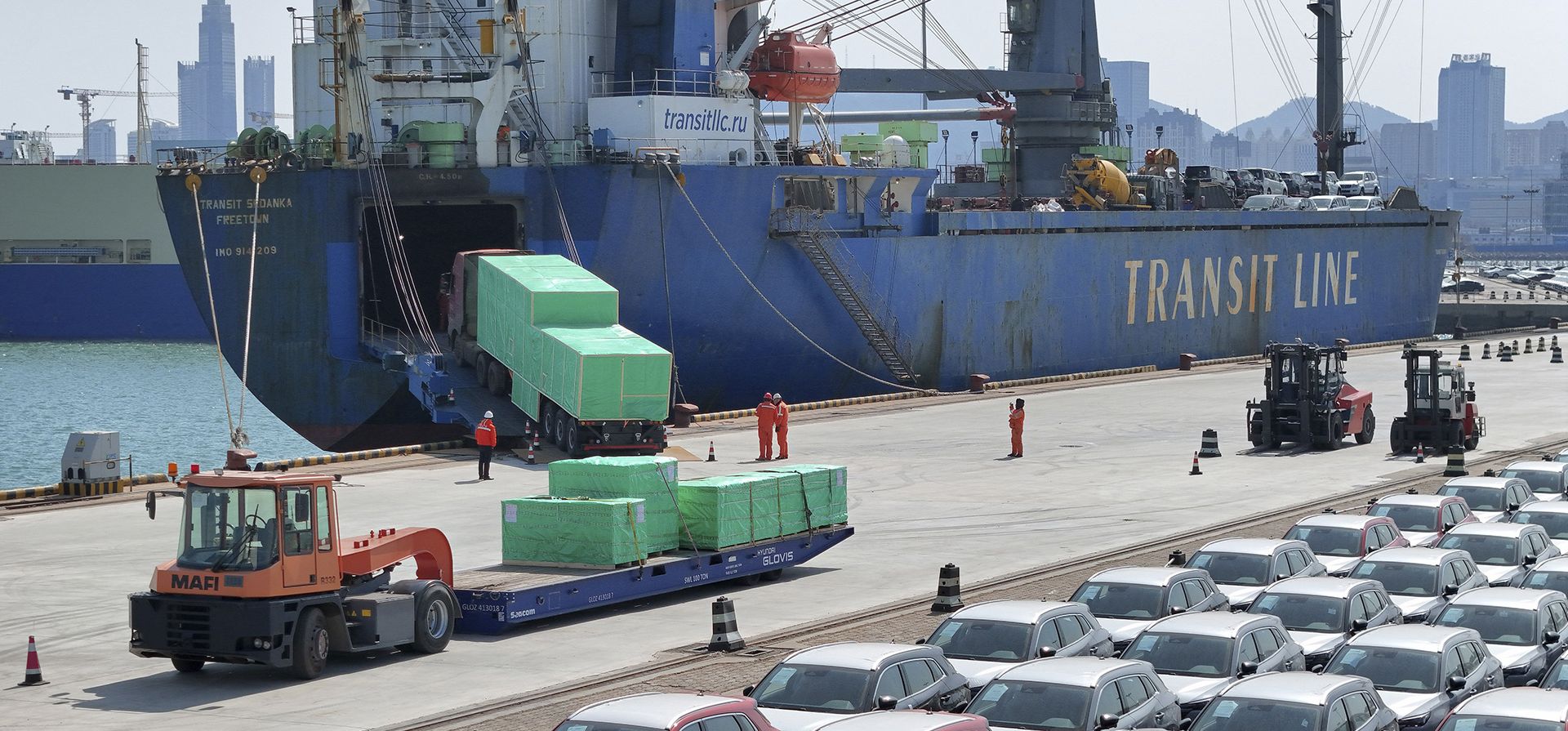 Un barco cargado con vehículos para exportación en un puerto de Yantai, en la provincia de Shandong, en el este de China, el miércoles 6 de marzo de 2024. China tiene mucho margen de maniobra para alcanzar su objetivo anual de crecimiento económico sólido de alrededor del 5% después de un buen comienzo para el año, dijeron el miércoles altos funcionarios económicos, aunque reconocieron que es un desafío. (Chinatopix vía AP) Un barco cargado con vehículos para exportación en un puerto de Yantai, en la provincia de Shandong, en el este de China, el miércoles 6 de marzo de 2024. China tiene mucho margen de maniobra para alcanzar su objetivo anual de crecimiento económico sólido de alrededor del 5% después de un buen comienzo para el año, dijeron el miércoles altos funcionarios económicos, aunque reconocieron que es un desafío. (Chinatopix vía AP)