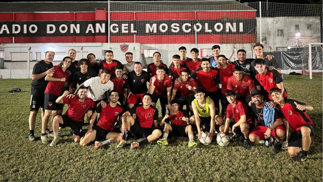 Unión de Álvarez. El equipo dirigido por César Gáspari que participa en la Rosarina y Copa Santa Fe. Los rojinegros cumplen 105 años de vida.&nbsp;