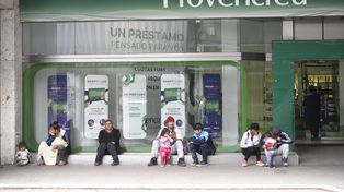 Cada vez más mujeres se endeudan para costear la subsistencia familiar.