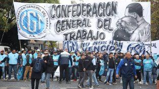 Manifestantes confederados en CGT marchan con críticas al ajuste del Gobierno de Javier Milei, en la previa al segundo paro general. Se leerá un documento.