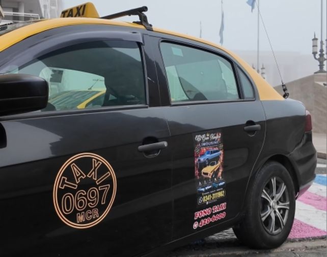 Al menos 5 taxis ya circulan por las calles rosarinas con las publicidades en puertas