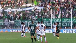 El partido entre Sarmiento y San Lorenzo se detuvo por un momento debido a los incidentes que se produjeron en la tribuna.
