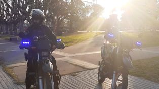 La detuvieron porque en lugar de estar aislada paseaba en moto