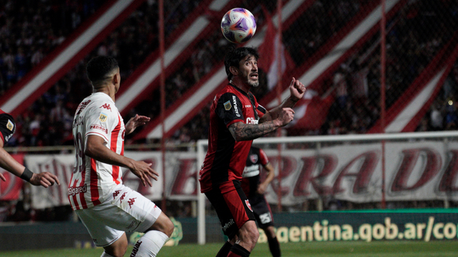 Pablo Pérez abre bien los ojos para intentar un pase de cabeza. El volante brindó su cuota de fútbol en el triunfo rojinegro. Pablo Pérez abre bien los ojos para intentar un pase de cabeza. El volante brindó su cuota de fútbol en el triunfo rojinegro.
