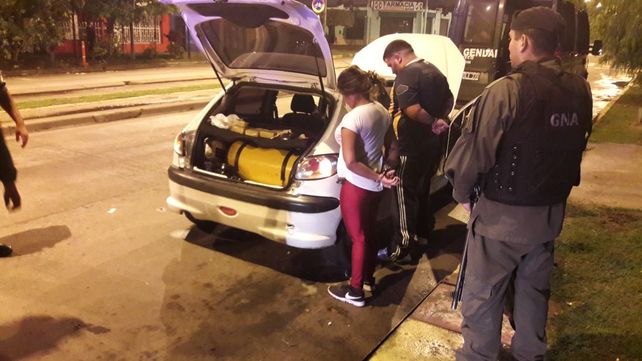 Atraparon a una pareja de narcotraficantes con tres kilos de marihuana