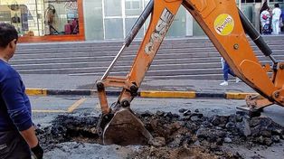 Siguen reparando la cañería de cloacas en calle La Paz