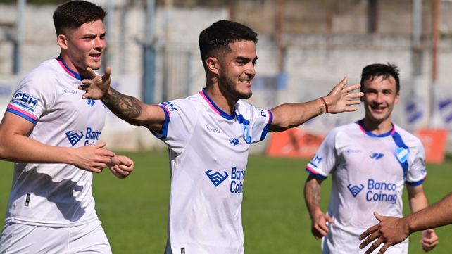 Venga ese abrazo. Diego Aguirre marcó dos tantos para Argentino en el merecido triunfo ante Atlas. Octavio Rubarth