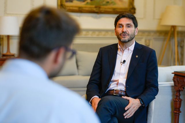 Pullaro en la sede Rosario de la Gobernación con La Capital.