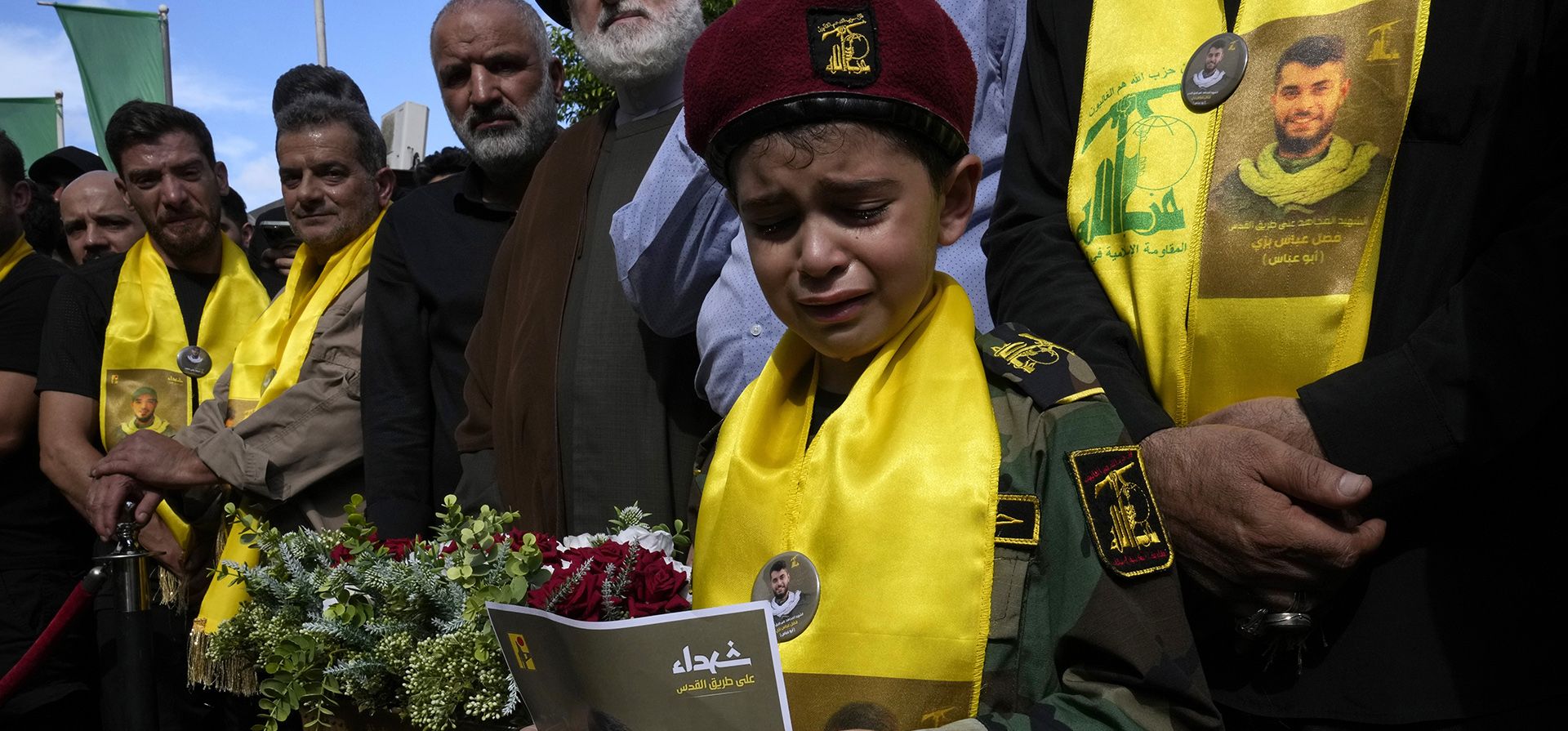 Un niño llora durante la procesión fúnebre de dos miembros de Hezbolá, asesinados el miércoles cuando explotó un dispositivo portátil, en los suburbios del sur de Beirut, el jueves 19 de septiembre de 2024. (Foto AP/Hussein Malla) Un niño llora durante la procesión fúnebre de dos miembros de Hezbolá, asesinados el miércoles cuando explotó un dispositivo portátil, en los suburbios del sur de Beirut, el jueves 19 de septiembre de 2024. (Foto AP/Hussein Malla)
