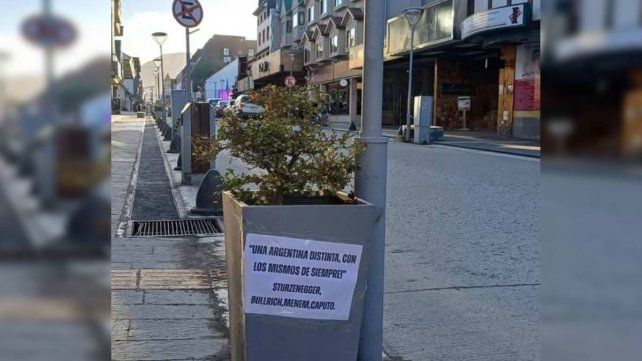Las calles de Ushuaia amanecieron con carteles en rechazo a la visita de Javier Milei