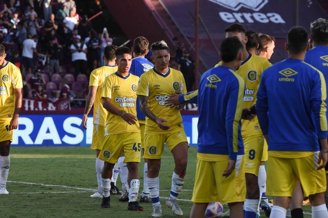 Los jugadores de Central se retiran con resignación de la cancha de Lanús, tras el fuerte tropezón.