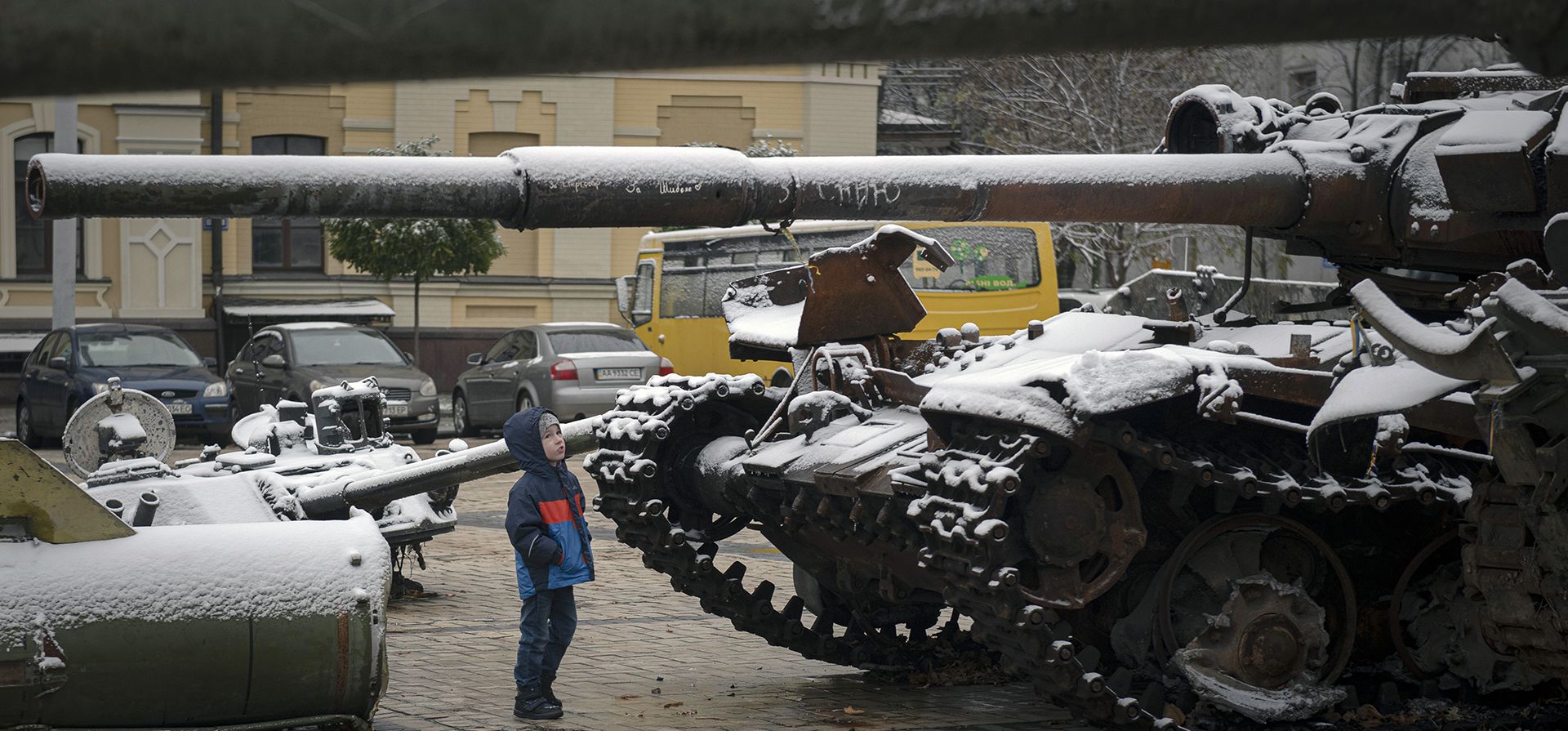Un niño mira una exhibición de tanques y vehículos blindados rusos destruidos después de una nevada en el centro de Kyiv, Ucrania, el jueves 17 de noviembre de 2022. Foto: AP/Andrew Kravchenko
