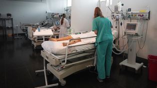 Un médico recién recibido que arranca a trabajar en España puede percibir un ingreso mensual de 3.500 euros, algo imposible en la Argentina.