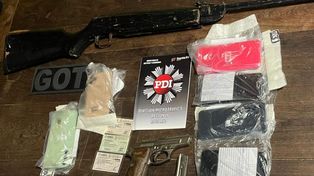 Detenidos y armas secuestradas en allanamientos en Villa Gobernador Gálvez.&nbsp;