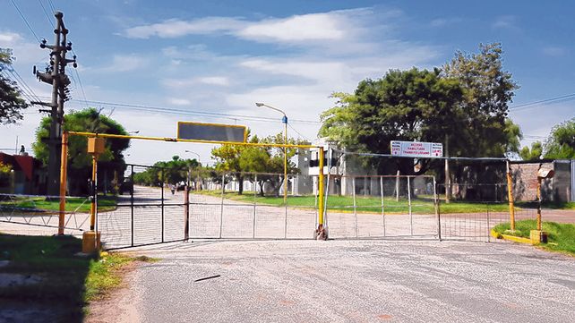 El acceso oeste a sastre. Con estas vallas sobre la ruta provincial 64 quedan aislados tres pueblos.