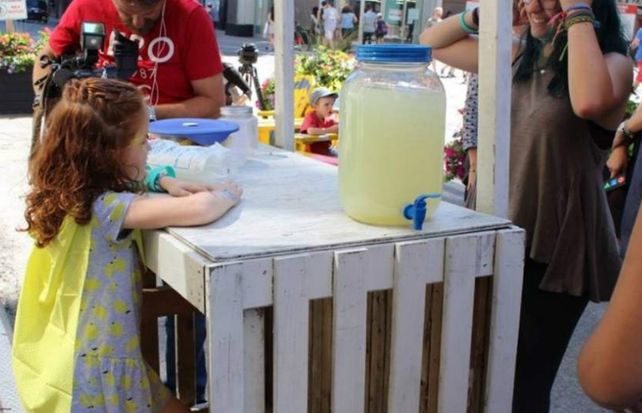 La nena vendía los vasos de limonada a 50 centavos cada uno.