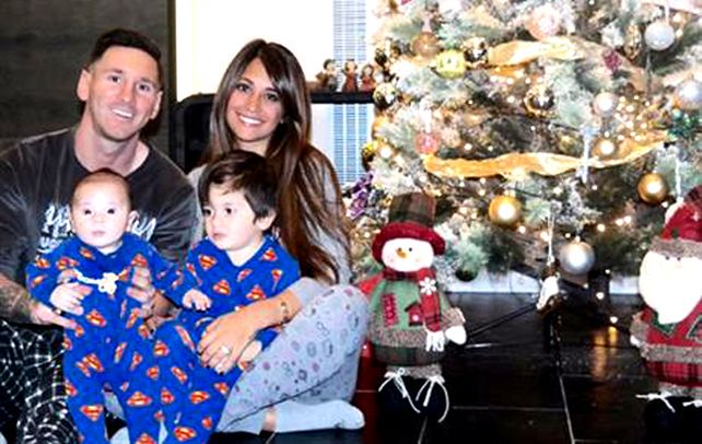 La Pulga carga a Mateo en la falda y Antonella