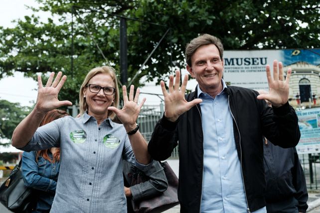 Ganamos. El pastor Marcelo Crivella y su mujer celebraron por anticipado una victoria cantada.