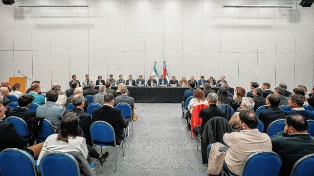 Rogelio Frigerio ante los intendentes que lo respaldaron en su pedido por más recursos ante Nación.