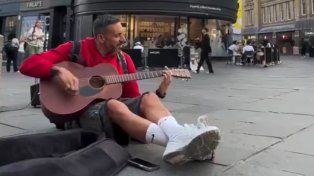 Jonas Gutiérrez, exjugador de la selección argentina, tocó la guitarra en las calles de Newcastle.